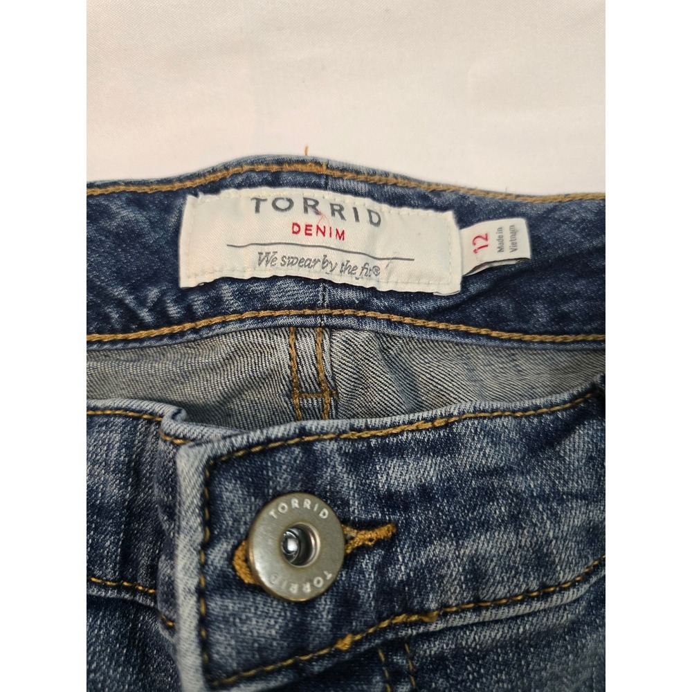 Torrid Denim Womens Size 12 Distressed Lace Trim Raw Hem Jean Shorts Medium Wash - Picture 5 of 7